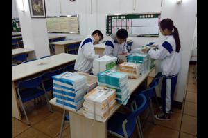 初一（6）班同学学雷锋志愿活动