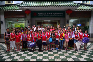 2013年广东华侨中学志愿活动——小报大爱·卖报小行家
