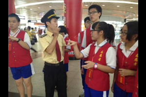 2013年广东华侨中学志愿活动——地铁志愿服务
