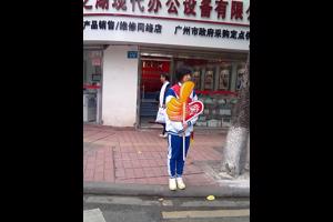 2013年广东华侨中学“大拇指——文明出行”志愿活动